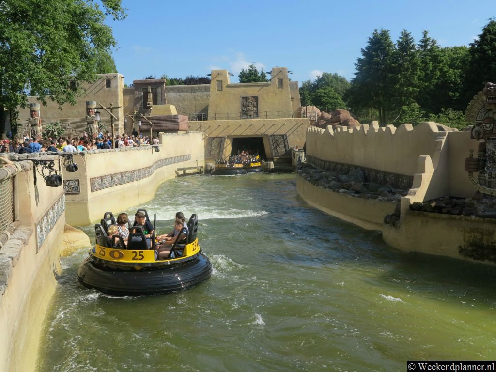 De Pirana is een wildwaterbaan in Mexicaanse stijl.